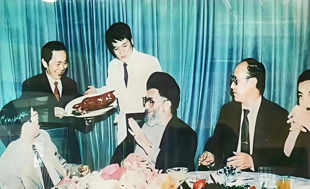 1980年哈梅内伊访华时去和平门烤鸭店吃烤鸭，这还真是一段有意思的故事。和平门烤