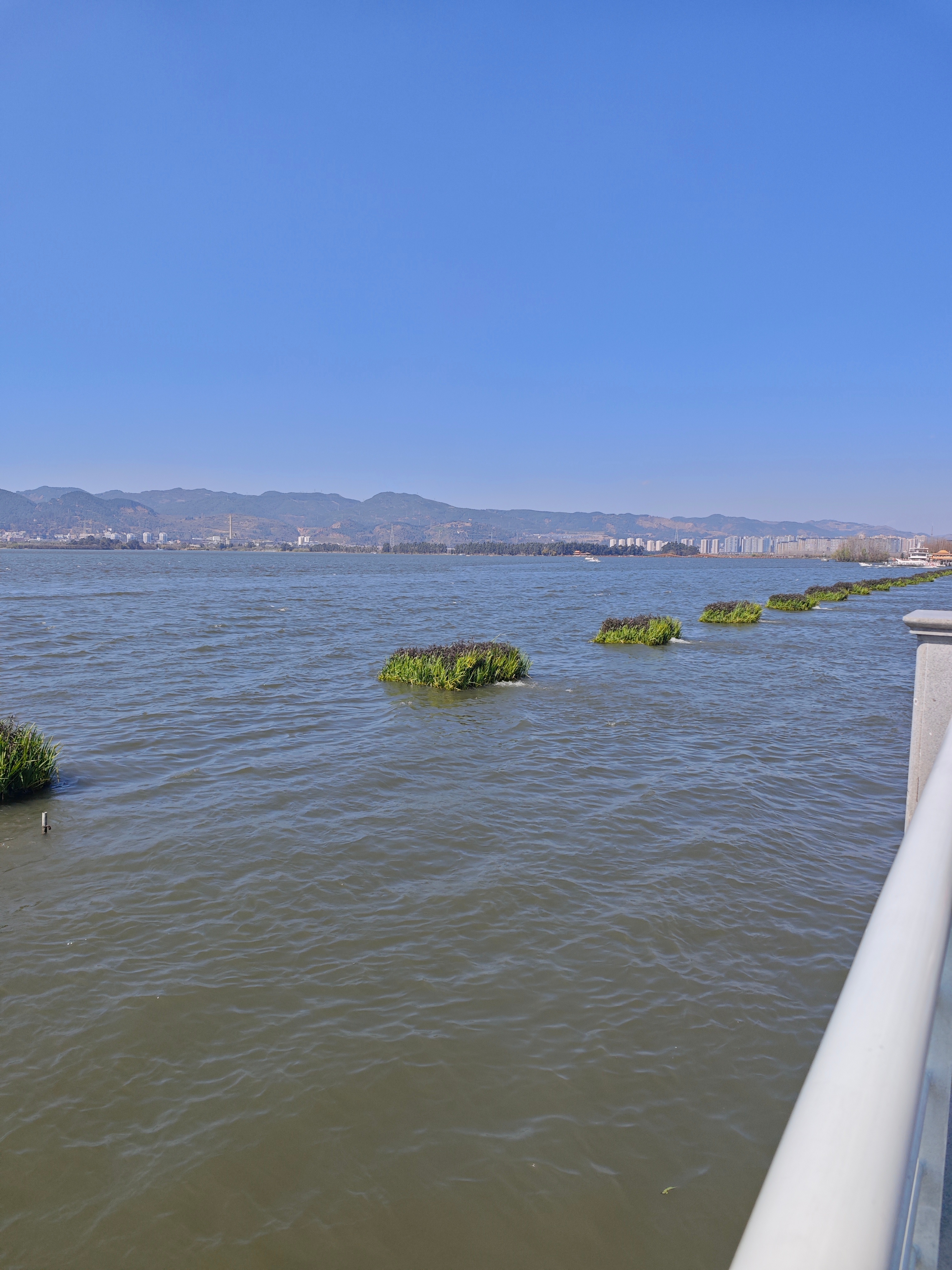 昆明，有滇池四季如春的城市，到了这里就会感到气候更多一些的温暖。云贵的地形，起起