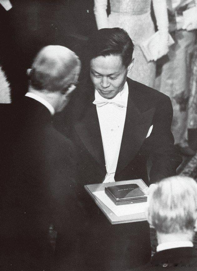 这是 1957 年杨先生获诺贝尔奖时的珍贵照片，照片中的他自信从容！给他颁奖的乃