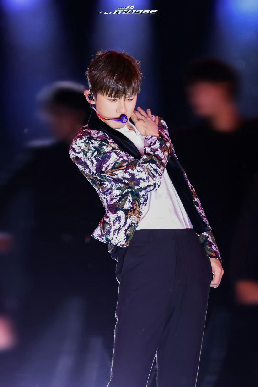 张杰说有唱歌的舞台是不容易的杰哥对舞台真的很热爱！相信演唱会的小火车也会开往更明