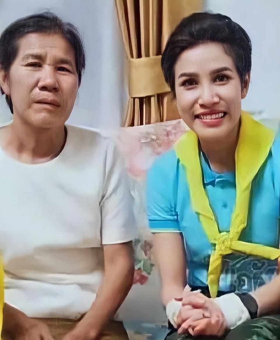 诗妮娜母亲女生男相，和她合影的那女子也女生男相，泰国人妖如此盛行，她们俩这样子会