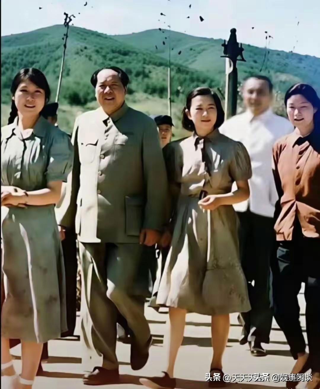 很少有人见过这张绝版老照片，藏着难得的温情瞬间！
这是1953年夏天在北京玉泉山