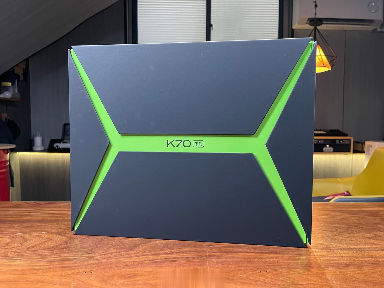 Redmi K70 系列邀请函是兰博基尼乐高积木，再结合今天的预热信息看看，懂了