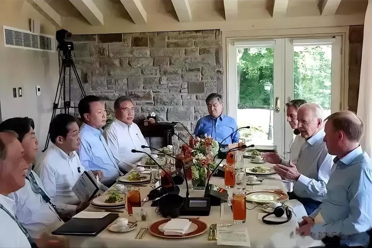 说实话，这种饭局真是难受，饭吃不饱，喝水都觉得塞牙。虽然各种饮料，水果，食物摆在