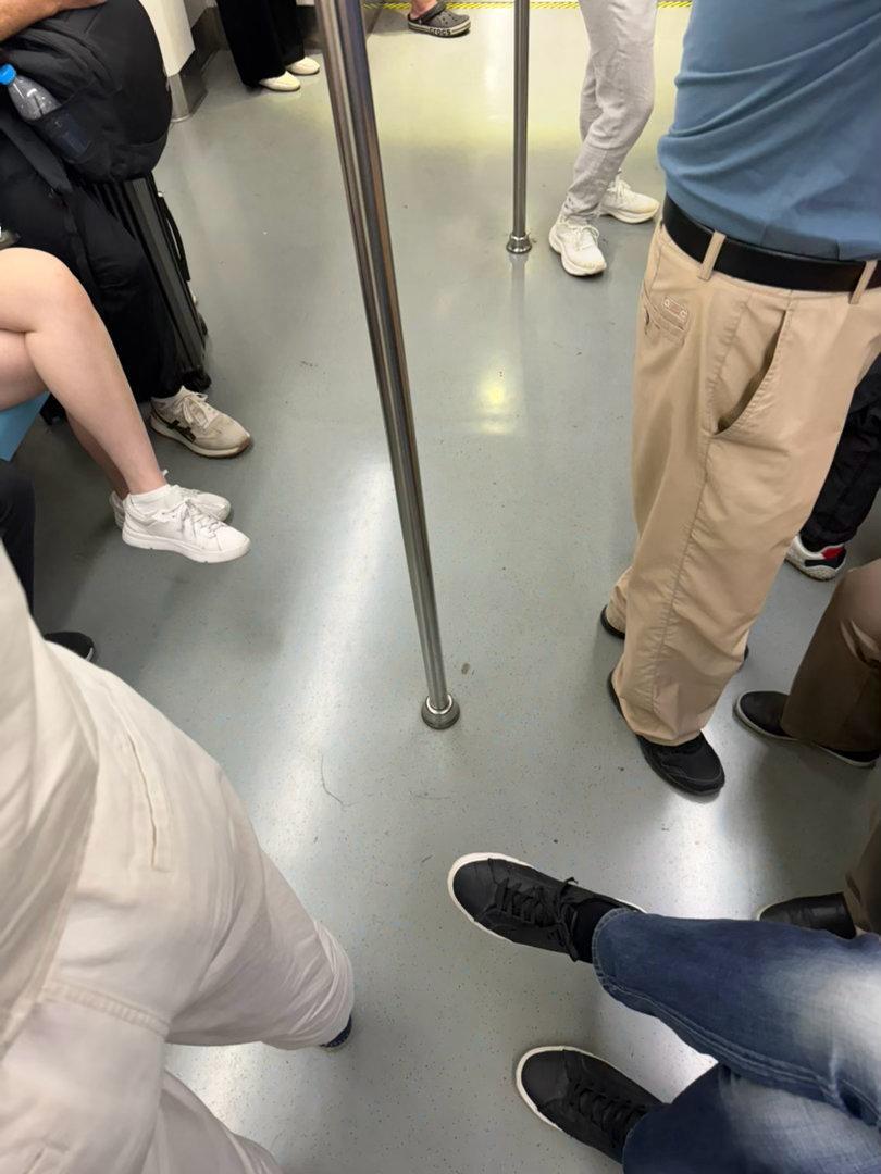 10 点地铁上班，也没有座位啊，我得穿个防晒服，不然每天太冷了 ​​​
