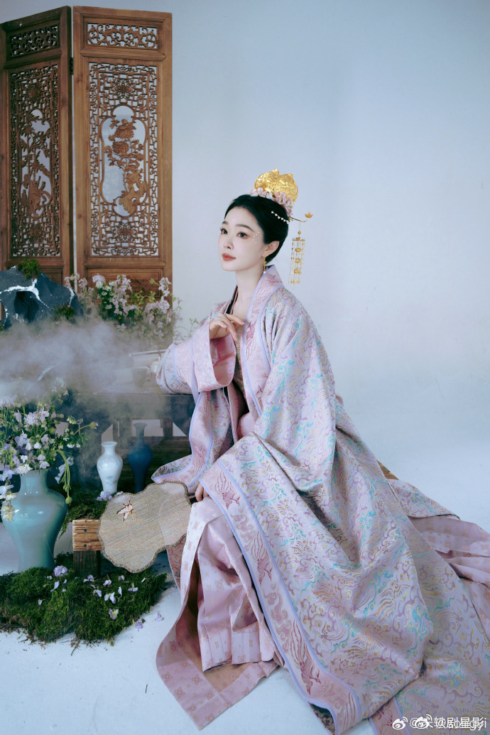 宋轶粉衣珍珠妆 宋轶珍珠脸链和古典的妆容的适配度真的是太高了呀，这才是真正的传统