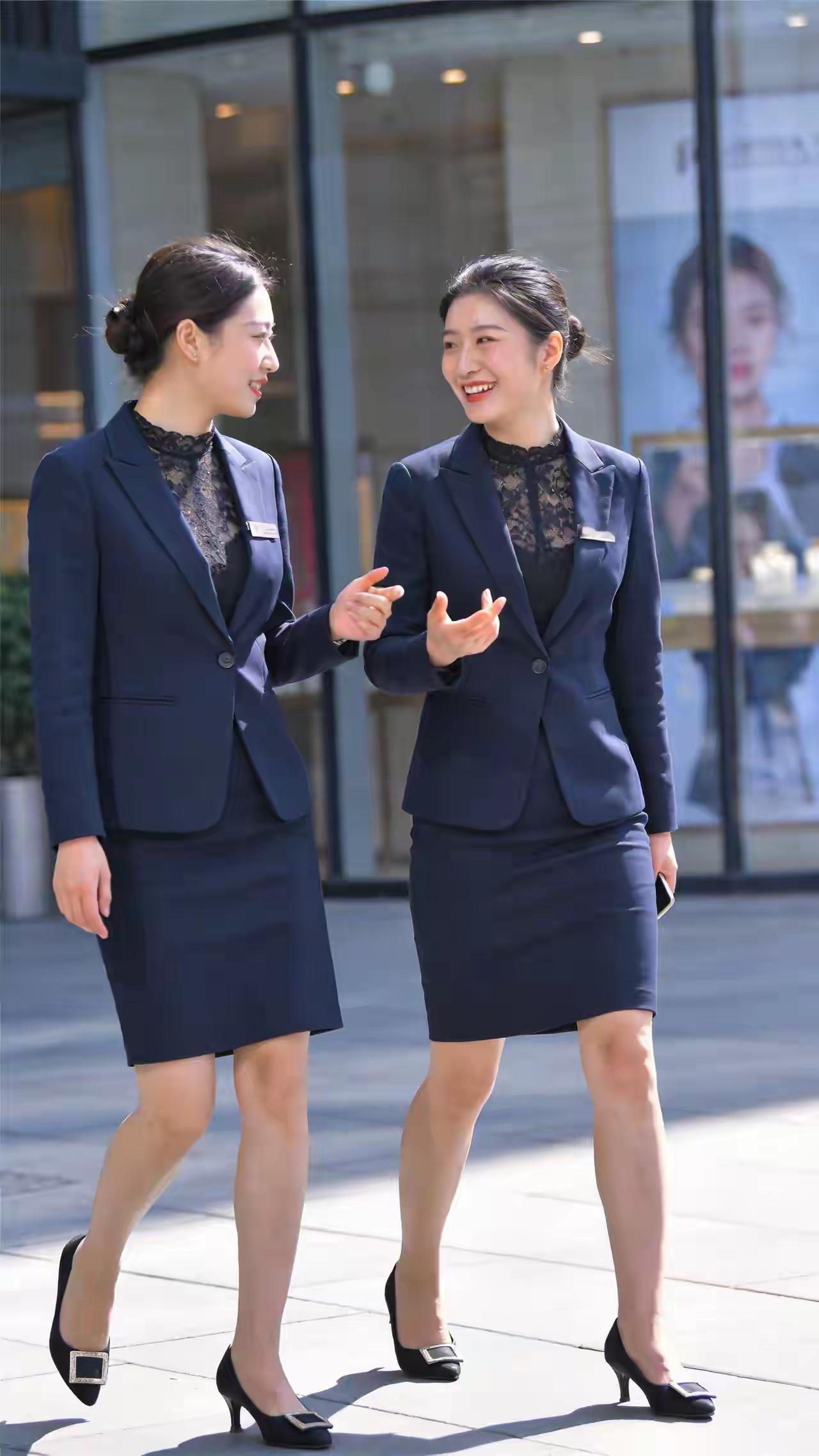 西装配蕾丝领口，包臀裙黑丝袜配上高跟鞋，完美搭配，独属于女性的精致细节！高挑的身
