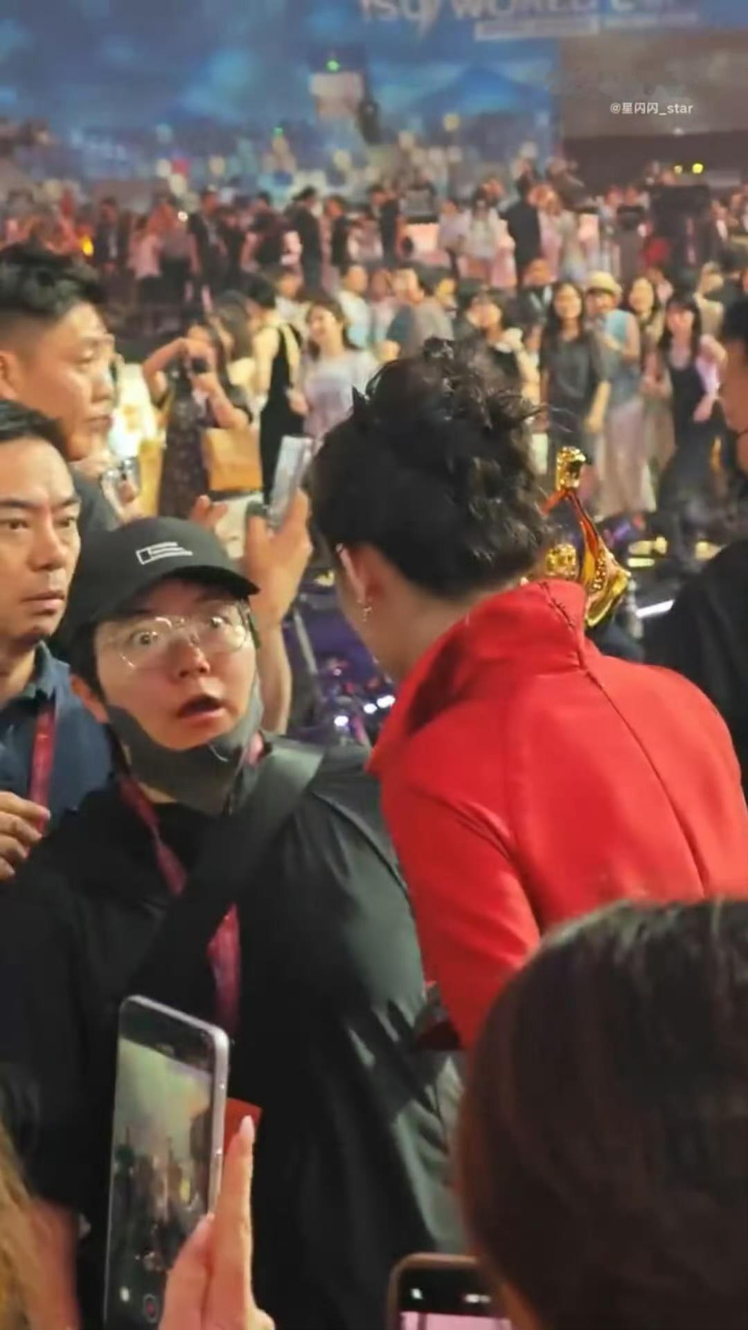 “我手机忘在座位上了”原来忘记的是手机 终于揭秘了笨笨小猪妹