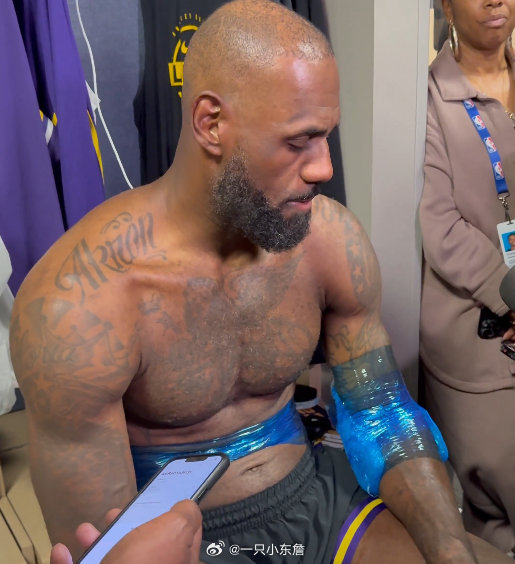 不容易！詹姆斯赛后肘部、腰部和膝盖都已缠上厚厚的冰袋掘金战胜湖人