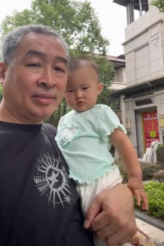 水均益外孙女还不满1周岁就会走路了！在雪宝三个月大的时候，水亦诗就带着女儿离开北