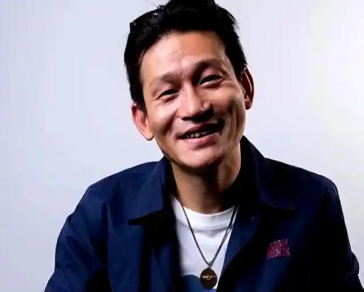 有一次，张艺谋问余皑磊：“有个男三号，演不演？”他接了，结果没火。不久，张艺谋又