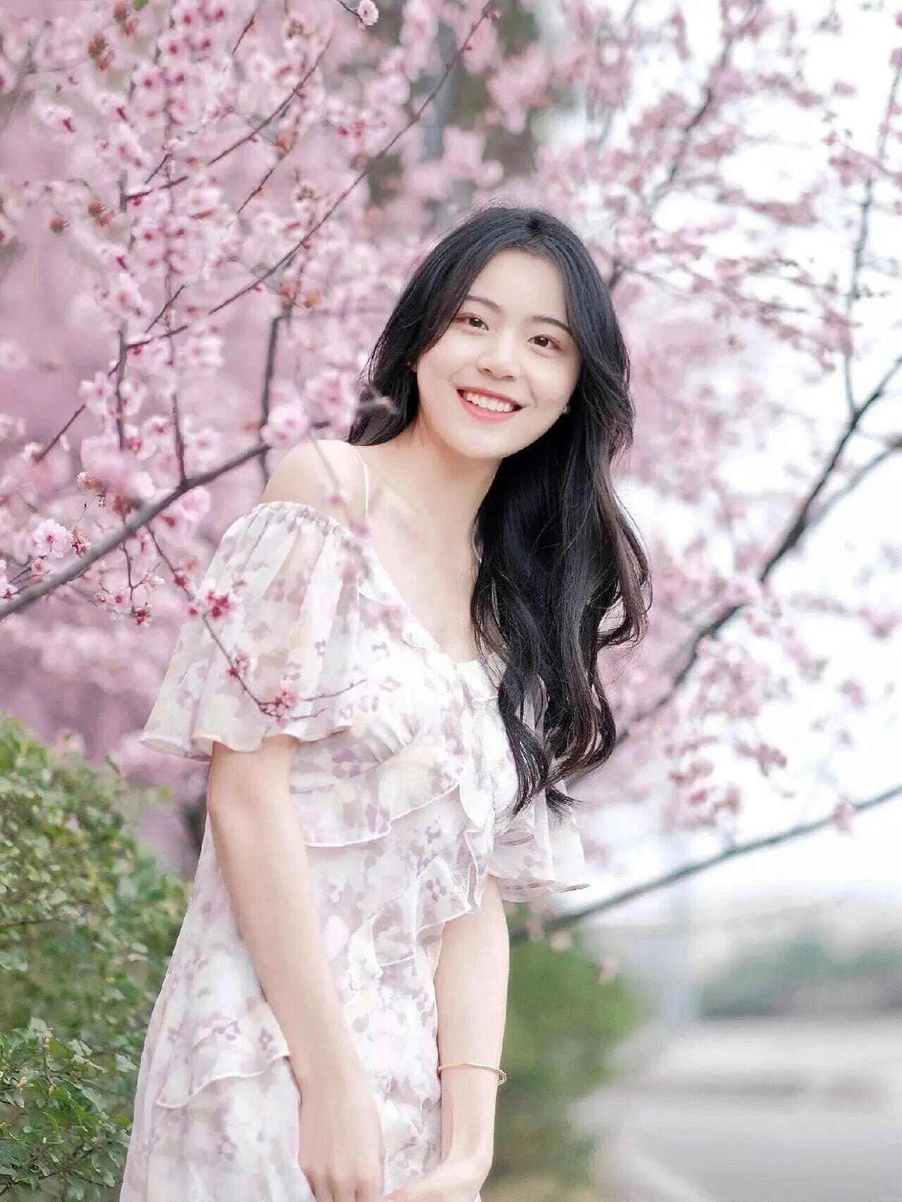 温柔文艺版
春风拂过发梢，樱花落在心上，连小狗都在为春天鼓掌。
赴一场樱花之约，