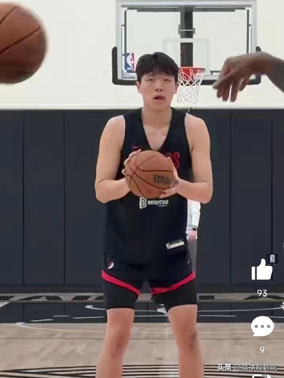杨瀚森自己觉得穿鸳鸯鞋很酷吗？我是不觉得。

杨瀚森目前已经回归开拓者队进行系统