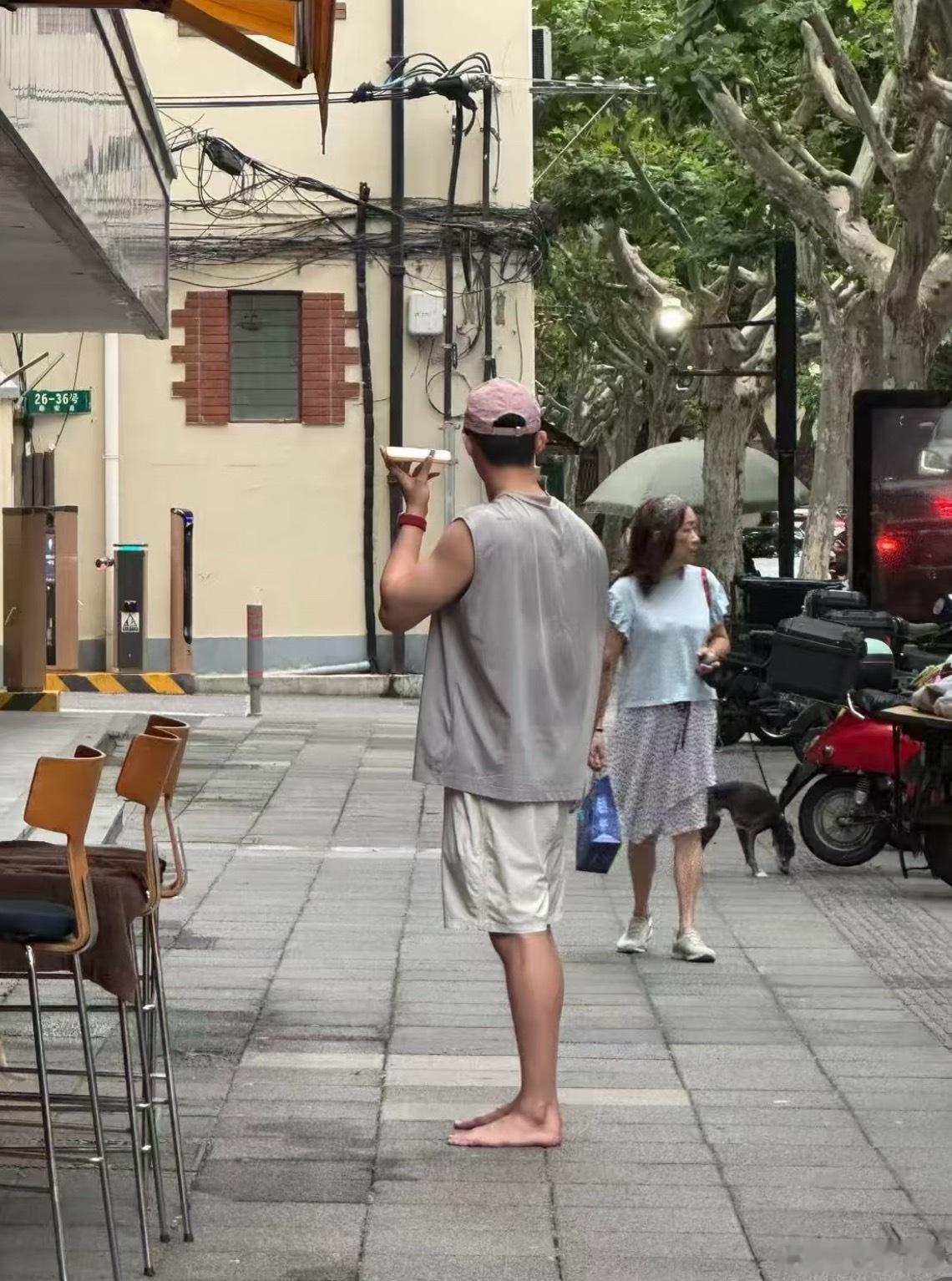 黄景瑜 黄景瑜直接光脚站在路中间松弛得太过头了哥 