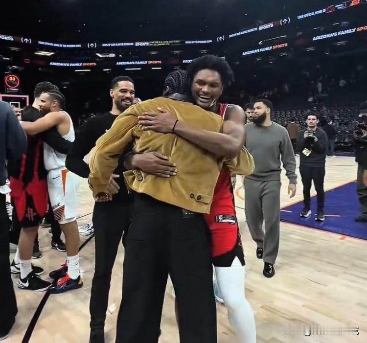 【青春风暴席卷凤凰城，阿门汤普森全能闪耀，火箭客场射落太阳☀️】
     本赛