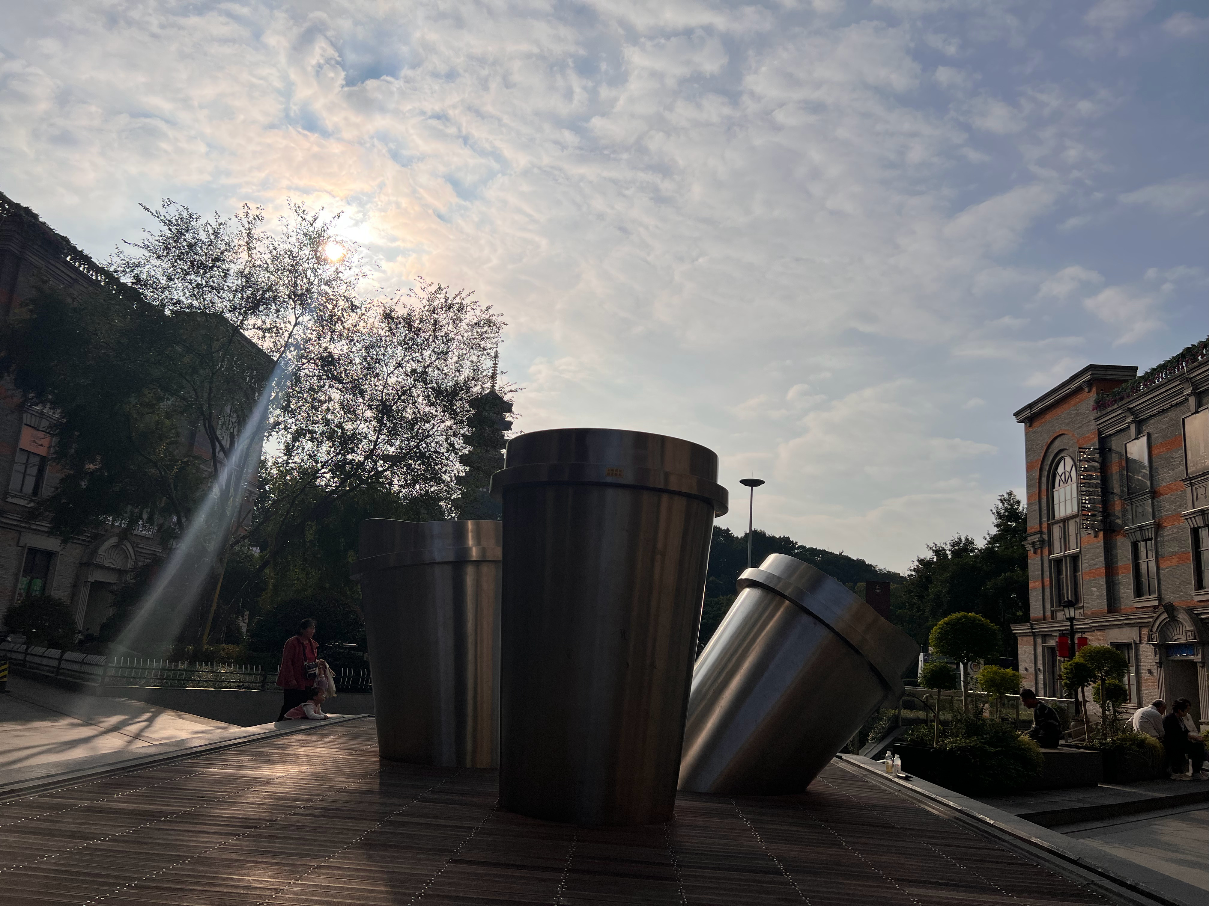 A股市场是一个不辛苦，但心累的市场。实业投资是一个较辛苦，心喜悦的行当！建议个人
