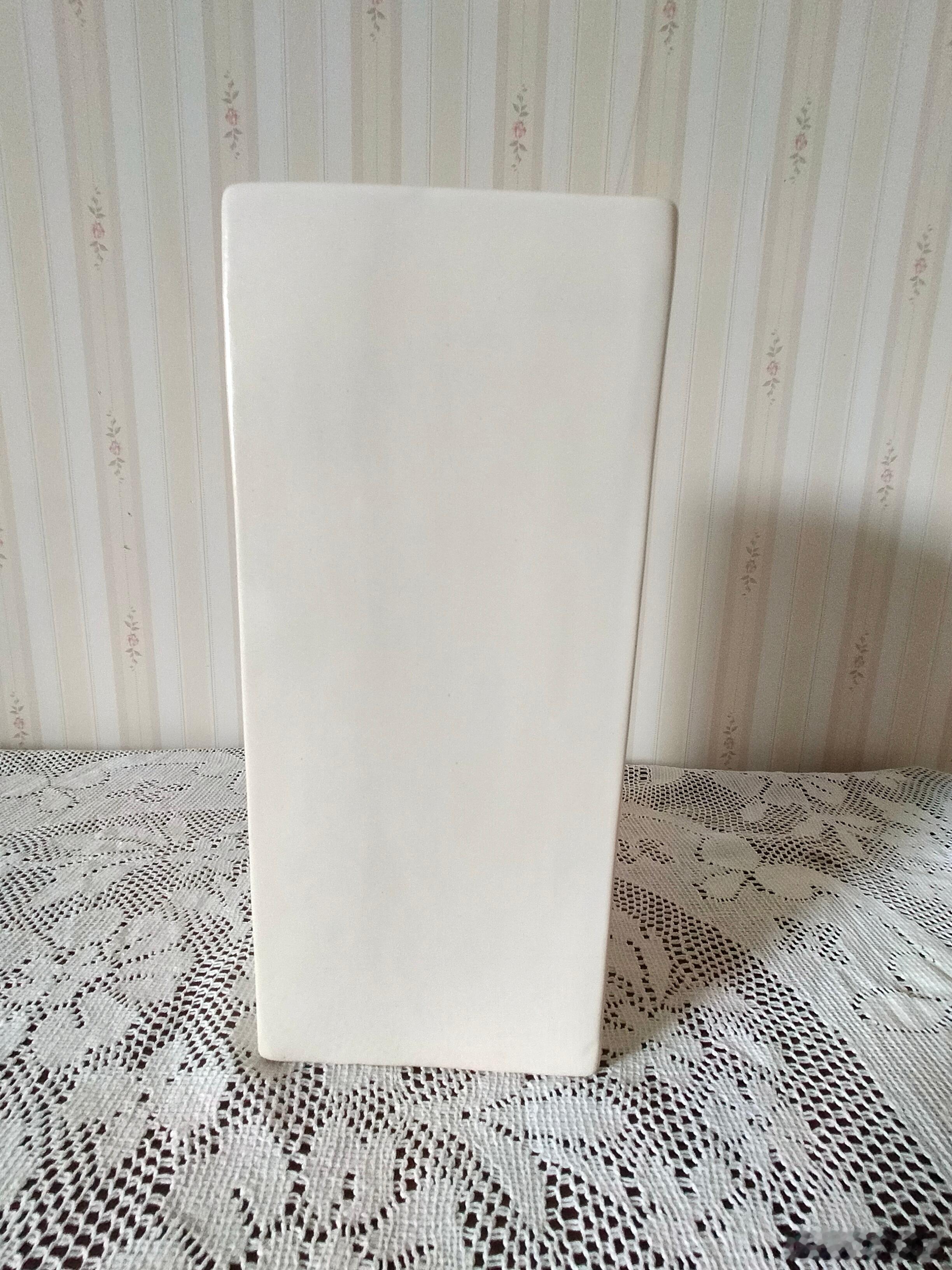 每周鉴赏收藏精品之定窑白釉四方瓶        瓷器有一方顶十圆之说，主要是方器