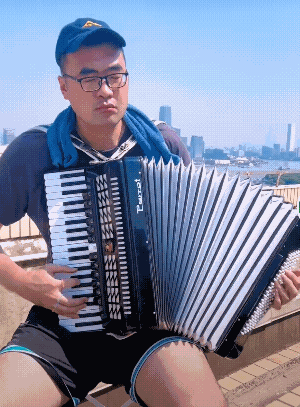 以往很多人对于我们的三大球运动员尤其是男足男篮运动员的认知就是“四肢不发达，头脑