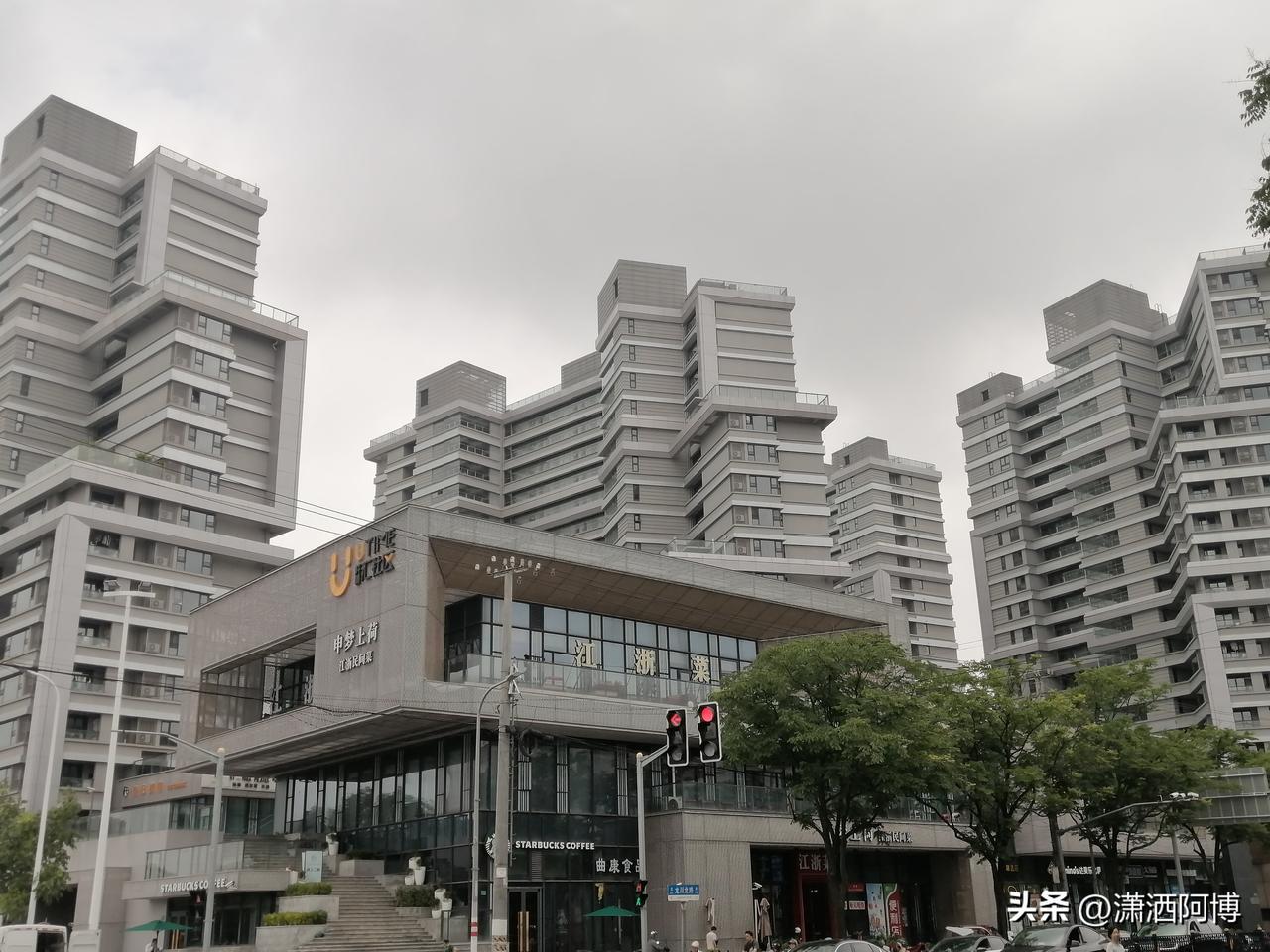 昨天刚刚剪过，理发店环境很好，理发师是一位中年阿姨，我一进门感到很冷，空调温度开
