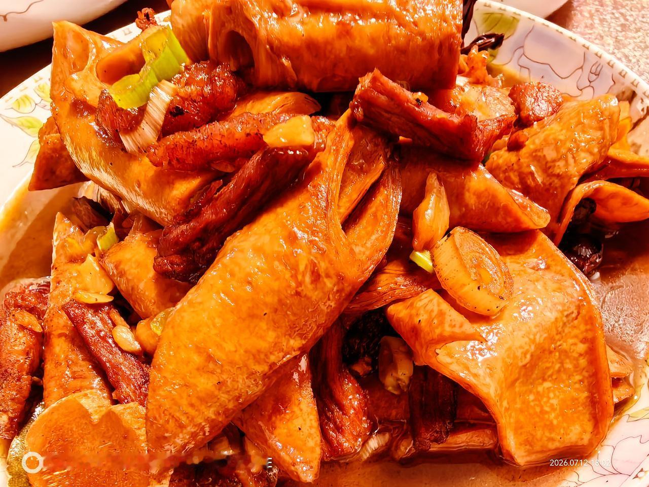 今天做了红烧肉烧豆筋、清炒西葫芦、芜湖红皮鸭子、红烧海鲈鱼、清炒白菜、海带老鸭汤