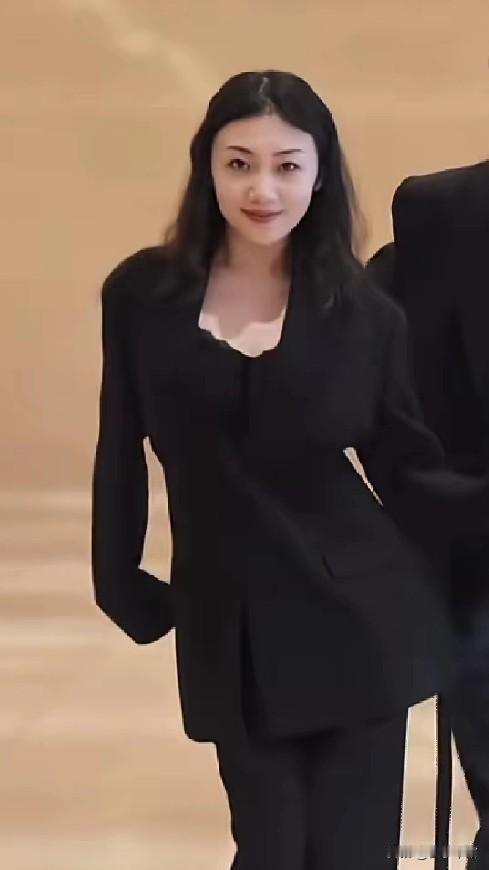 60个裁判跳拉丁舞，动作歪歪扭扭，全场却笑疯了，这到底算不算专业？

北京体育大