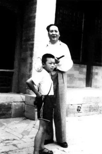 2001年，毛远新正式退休，每个月领着千元退休金，可是他和妻子很知足，他说：“伯