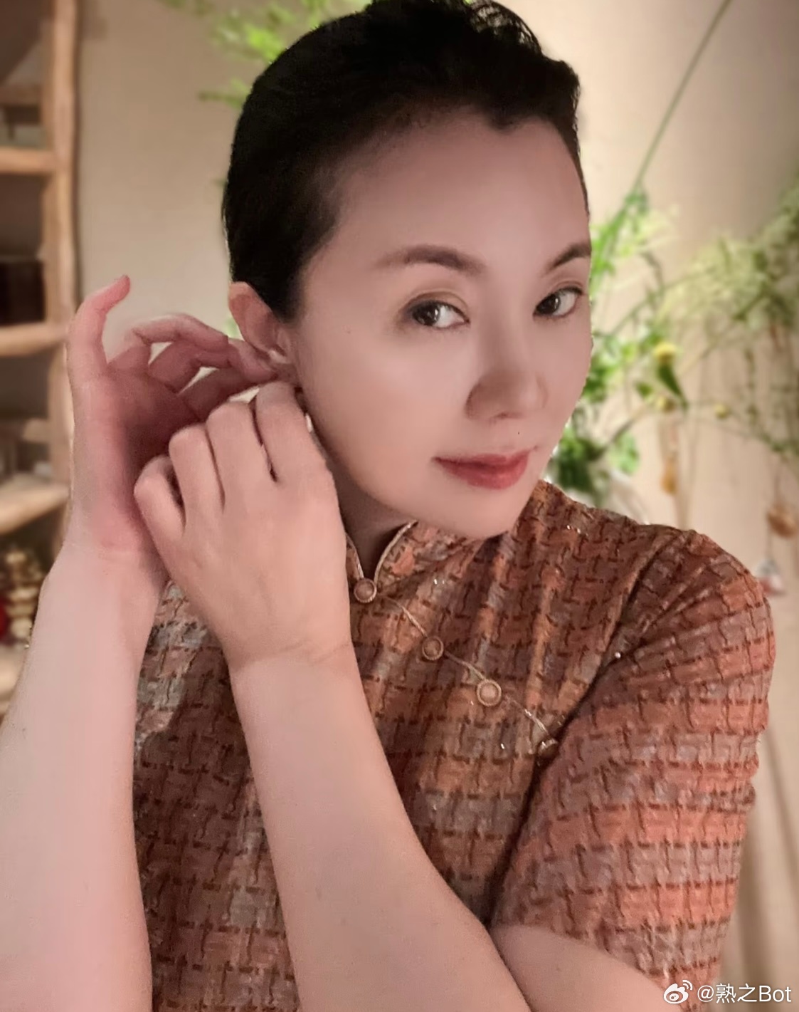 旗袍气质美阿姨 