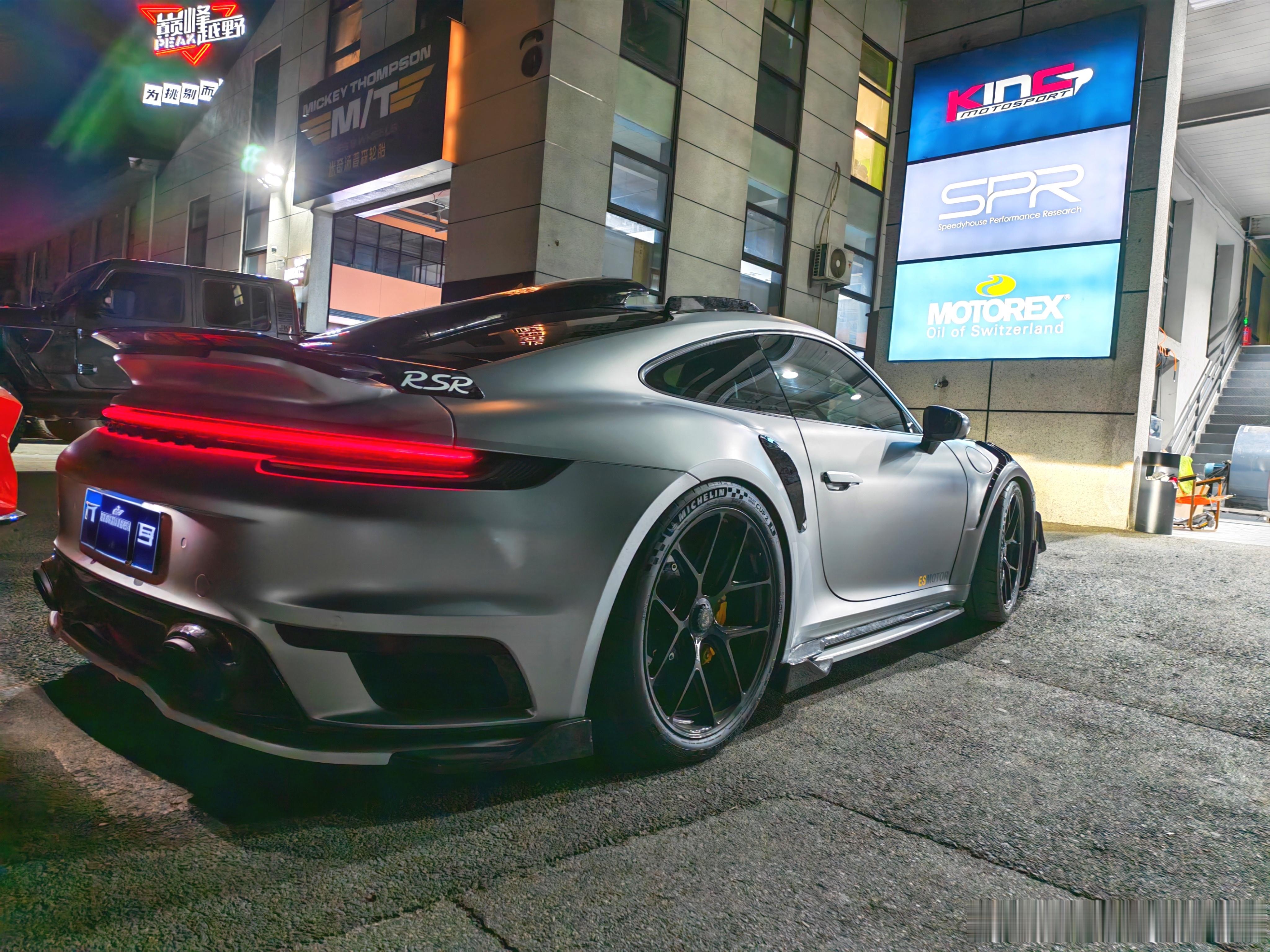 900多匹的992 Turbo S又换了新鞋。335的Cup2R也很难为它提供足