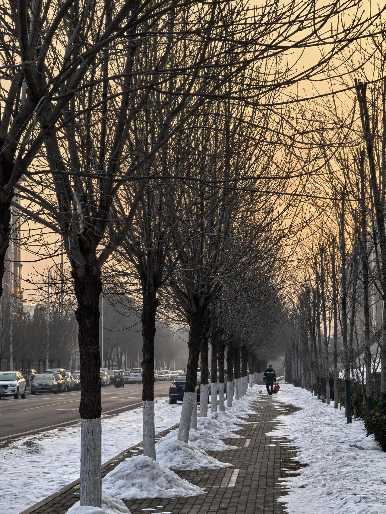 运动让人健康，慢跑使人快乐！冬日清晨，迎风踏雪迈开脚步飞扬，5公里慢跑，放飞心情