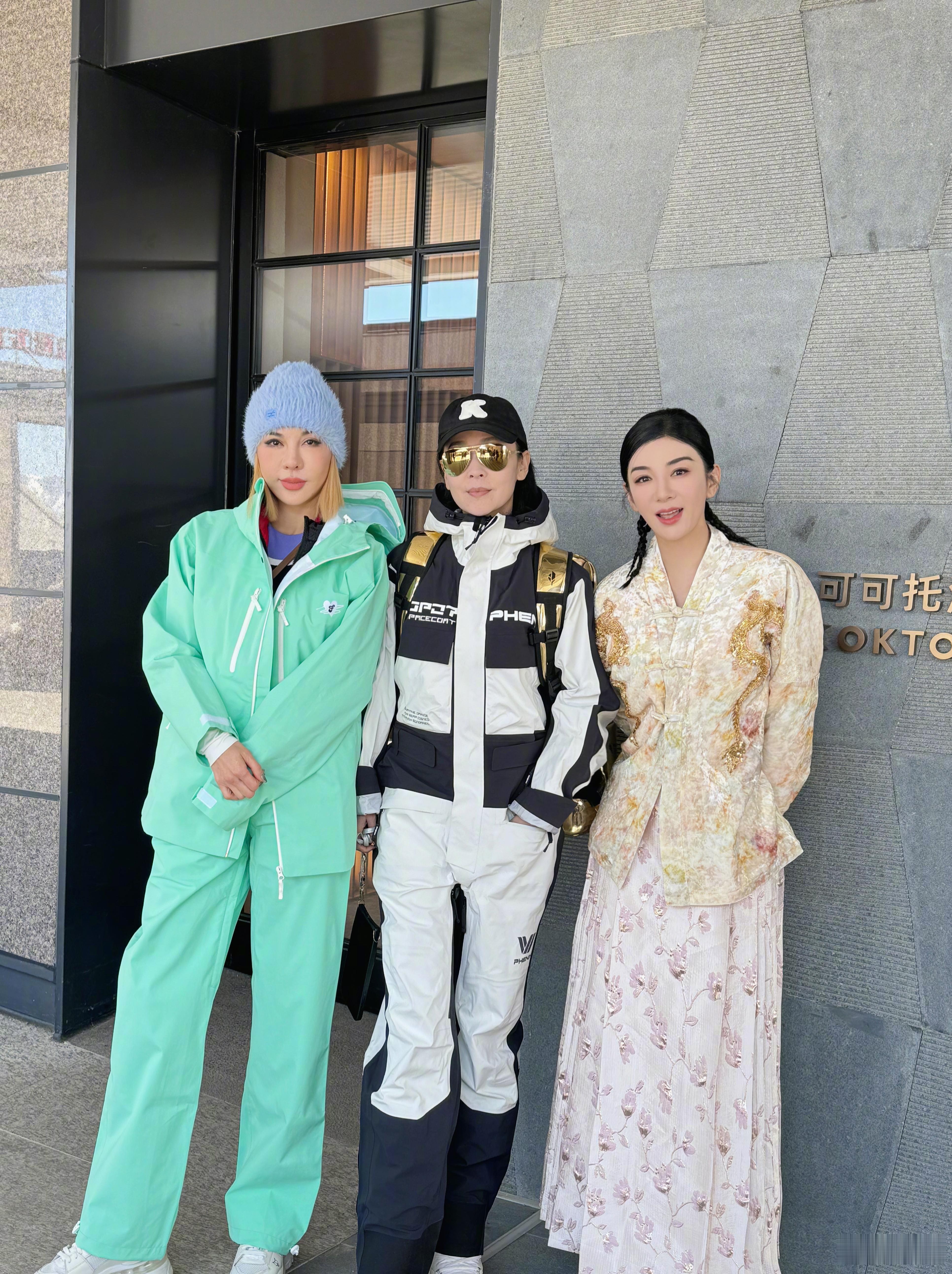 #黄奕李冰冰一起滑雪#黄奕李冰冰一起滑雪，技巧娴熟，动作优雅，无论是高速下滑还是