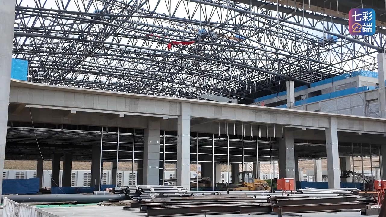 渝昆高铁建设加速推进 西南大动脉建设进入冲刺阶段。在昭通东站，钢结构安装和焊接作