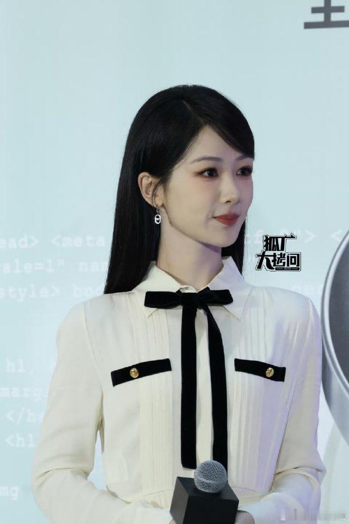 杨紫今日线下活动生图，状态如何？  
