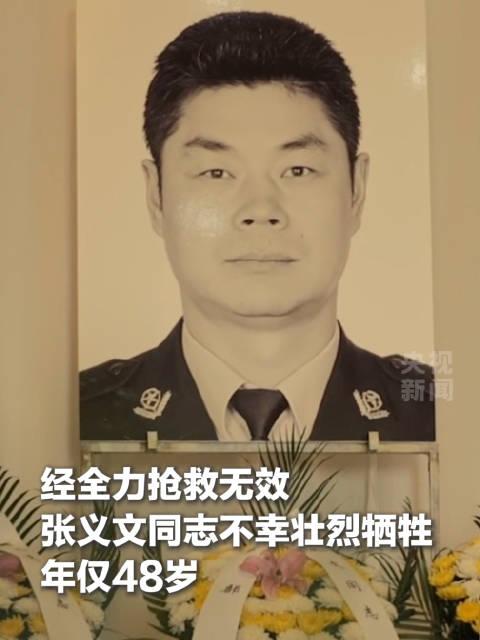 48岁民警手捂鲜血与歹徒搏斗 

近日，成都民警张义文同志被追授为“成都市优秀共