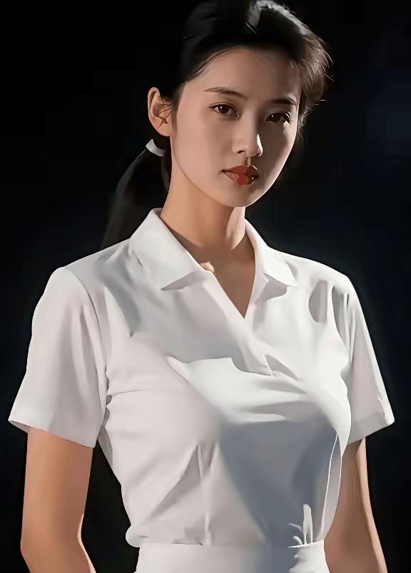 人长得漂亮，什么发型都适配，不愧是曾经央视的大美人。

小脸精致，皮肤一直保养得