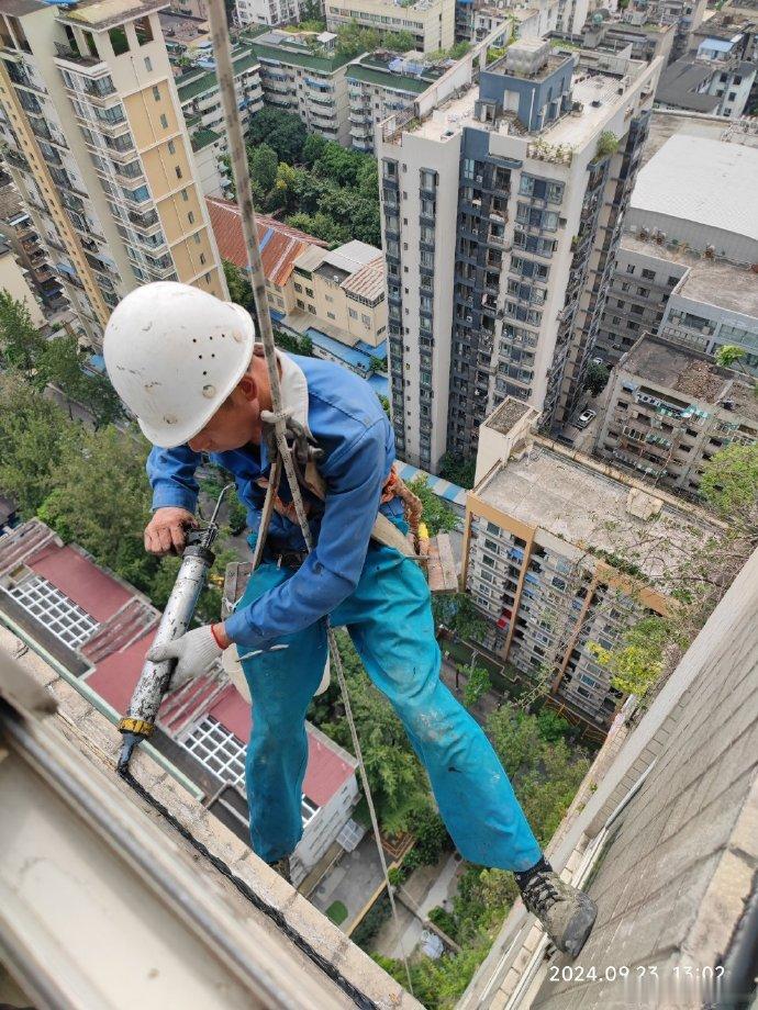 高空作业险象环生：业主恶行令人发指
 
在城市的繁华背后，有这样一群人，他们默默
