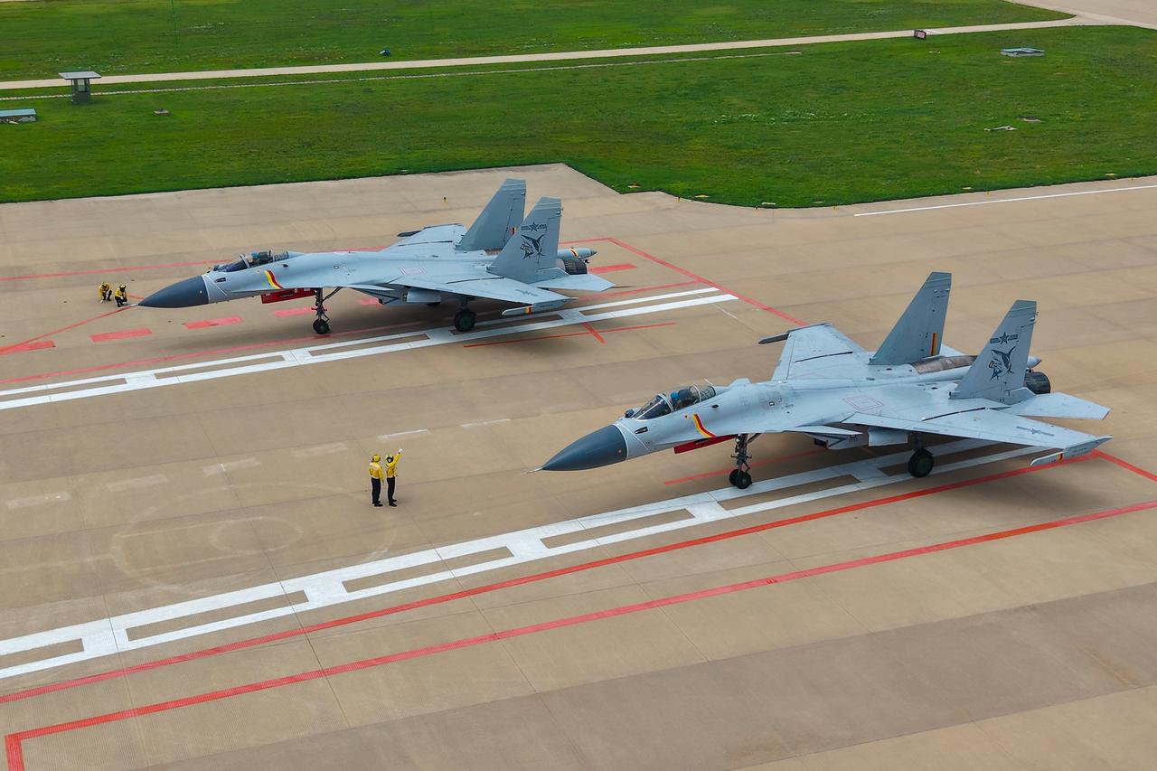海军航空兵陆基训练。