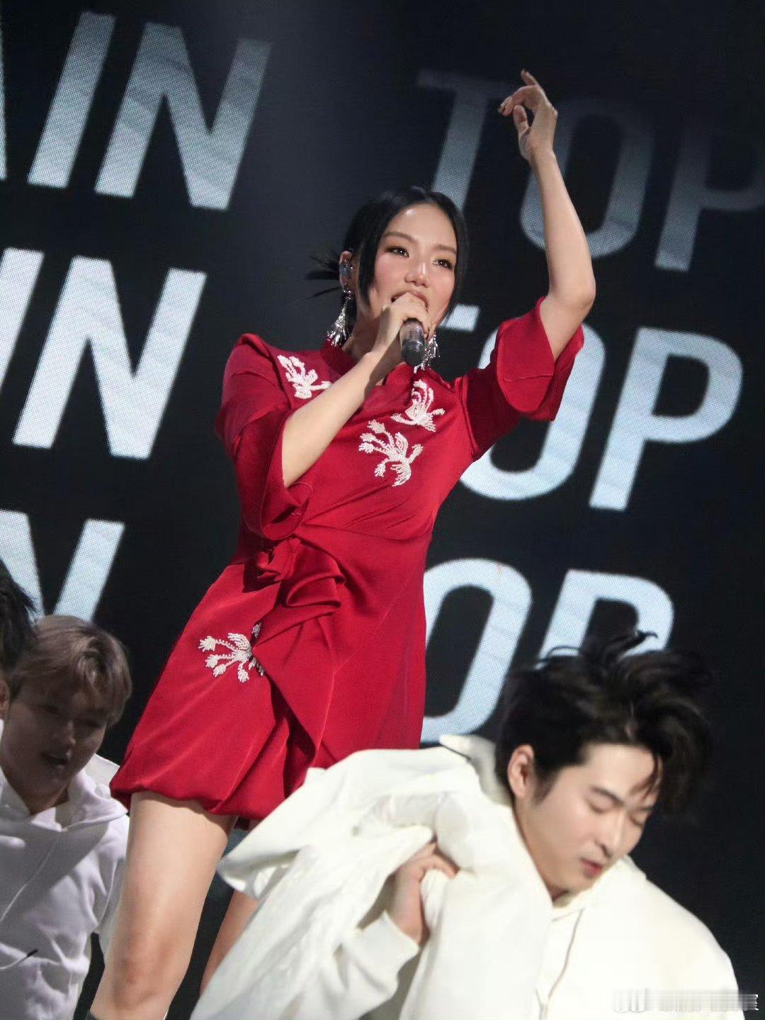 #黄龄新中式红裙# 黄龄身着新中式红裙，婀娜多姿，如盛开的牡丹，细腻的纹理诠释东