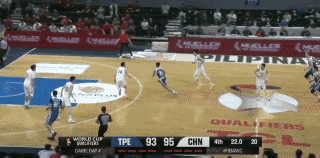 卢峻翔，本来想当英雄，结果却成了“罪人”！
昨晚中国男篮对阵台北队的比赛最后时刻