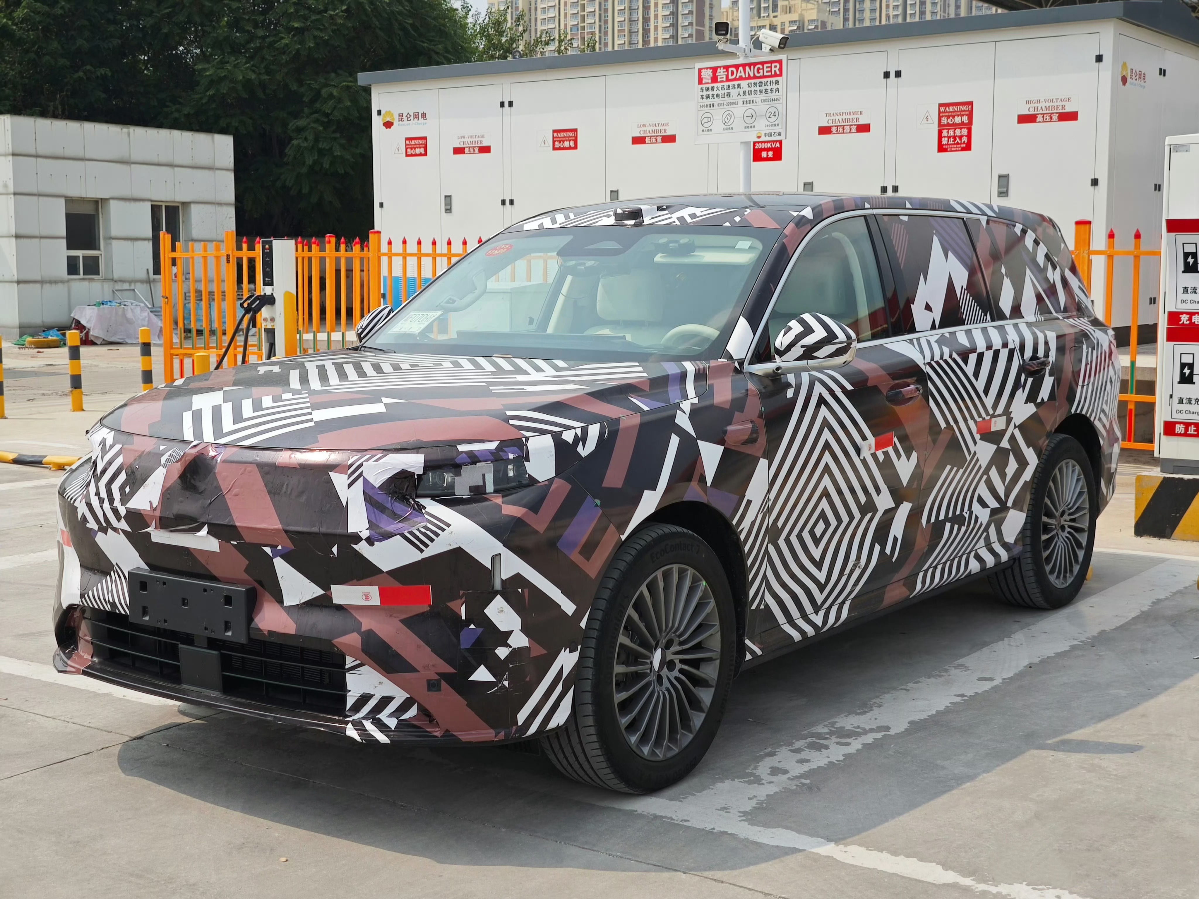 【定位全尺寸大型SUV 魏牌全新旗舰SUV谍照曝光】新车采用2+2+2六座布局，