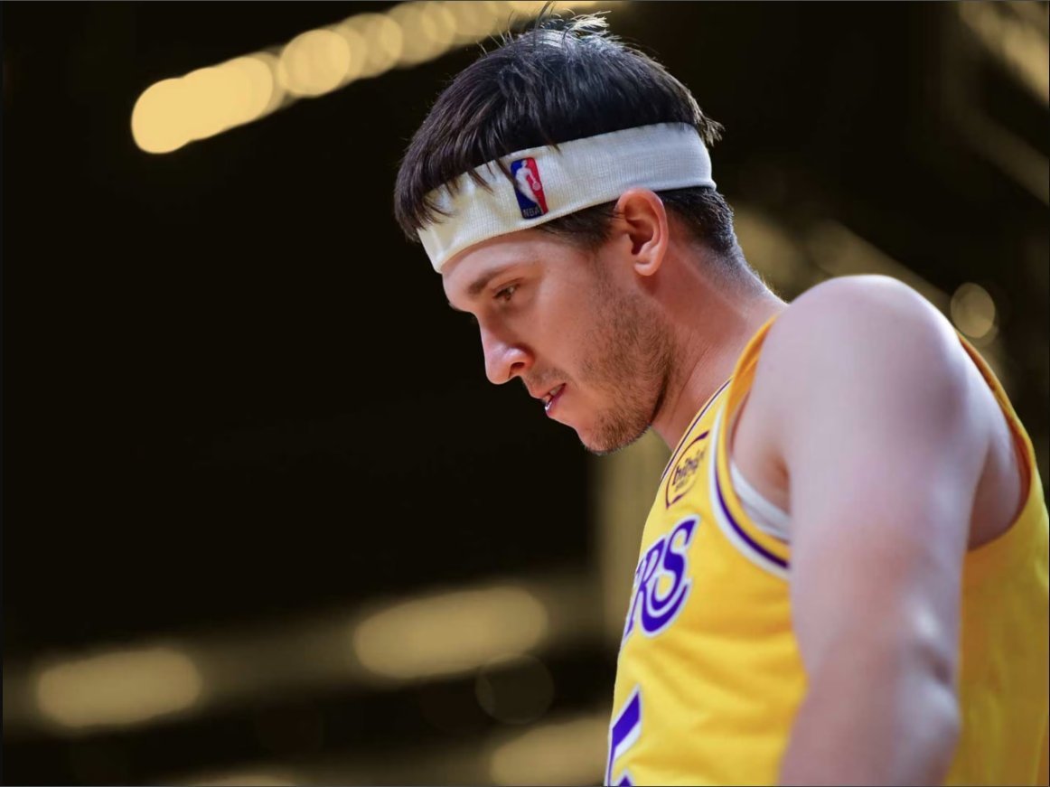 #里夫斯缺席湖火G3#  湖人官方宣布，里夫斯缺席今日8:00对阵火箭的比赛。据