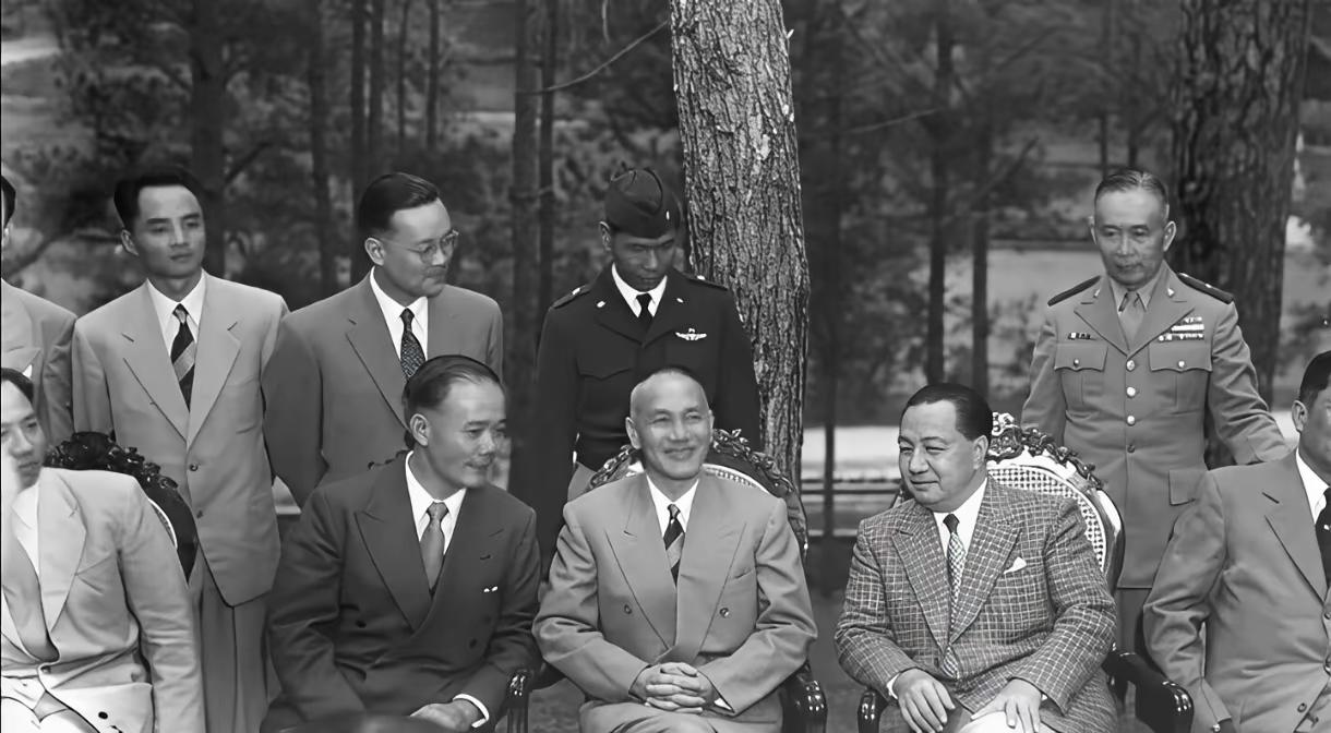 这是一组蒋介石比较罕见的穿西装的照片，我们印象中的他，一般都是穿军装或者长袍马褂