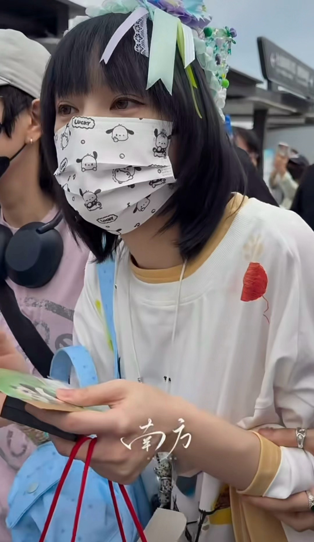 我不行了。。感觉黄灿灿在机场被挤矮了20cm好命苦的黄灿灿在机场被挤好命苦