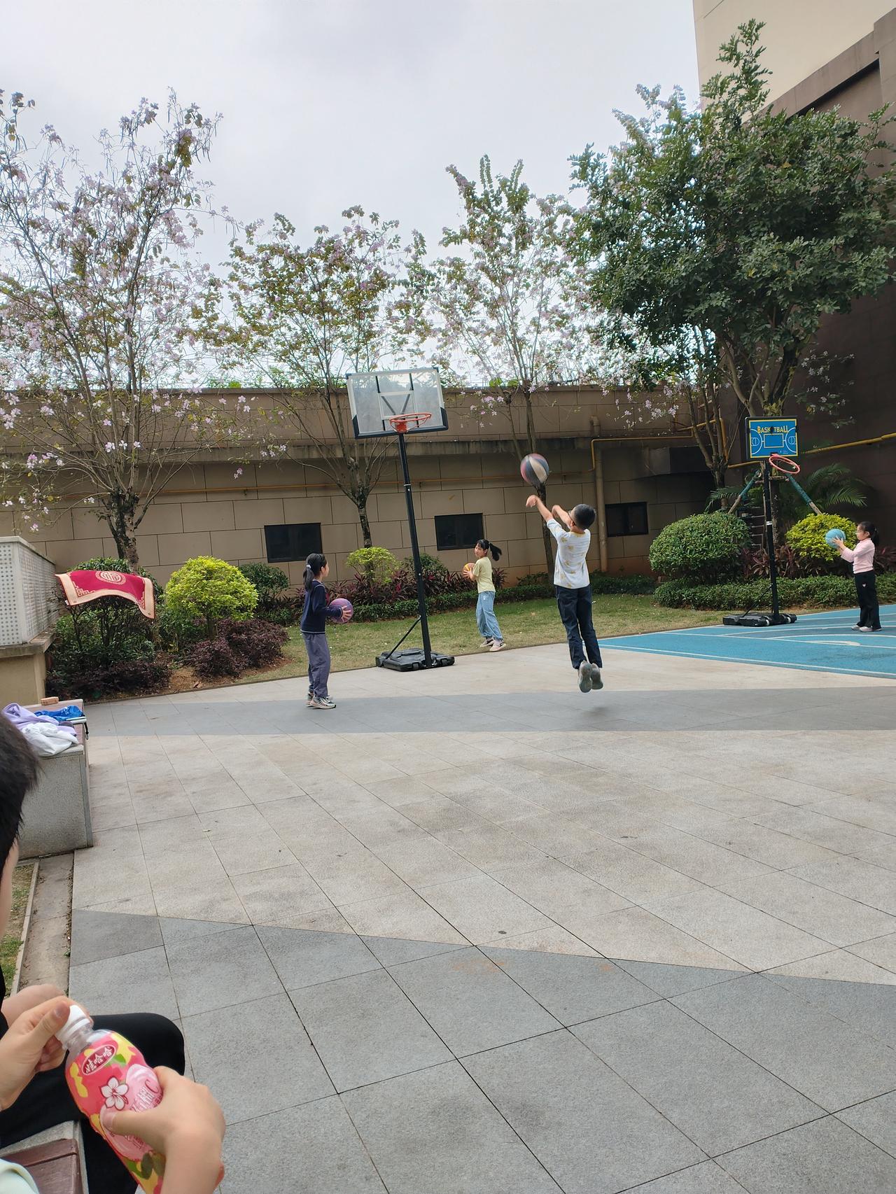 四年级了！每天放学回家书包一丢就跟小伙伴玩去了！该背的单词没有背，该默写的词语没