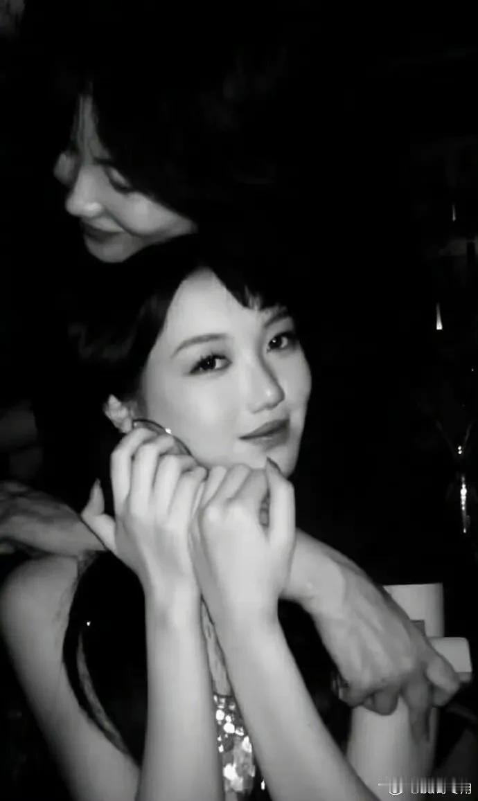 【李嫣18岁生日与王菲合照曝光】5月27日是李嫣18岁生日，李嫣是王菲和李亚鹏的