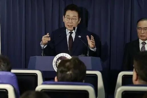 终于服软了，高市拿到中方口信？李在明通知日本，美韩专机将抵华。高市做梦都没想到，