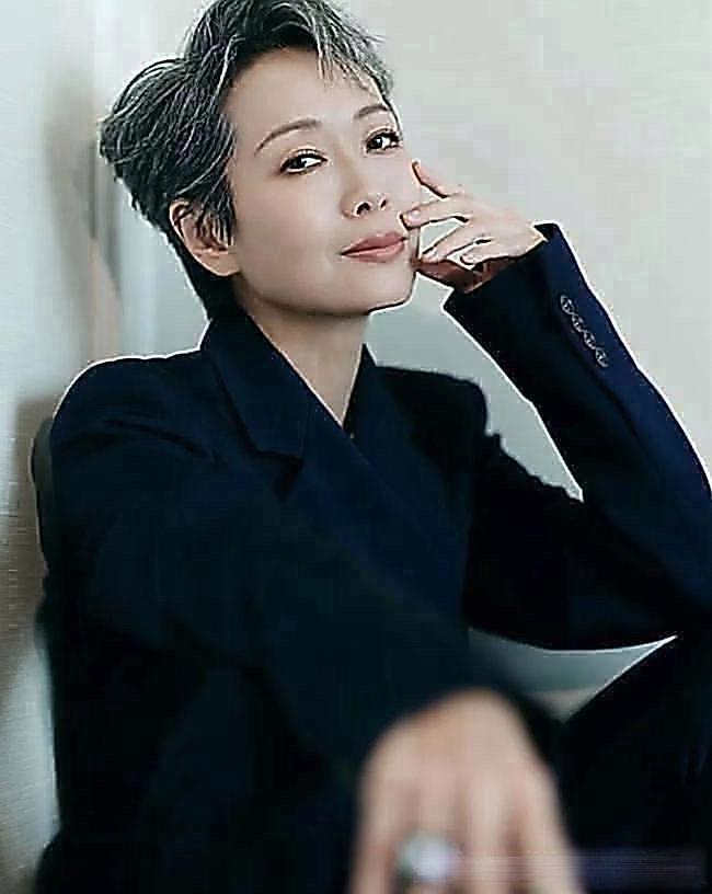 叶童不是没回应过亲哥哥李忠宁当保安的事。
叶童说：我知道他现在在香港当保安，收入