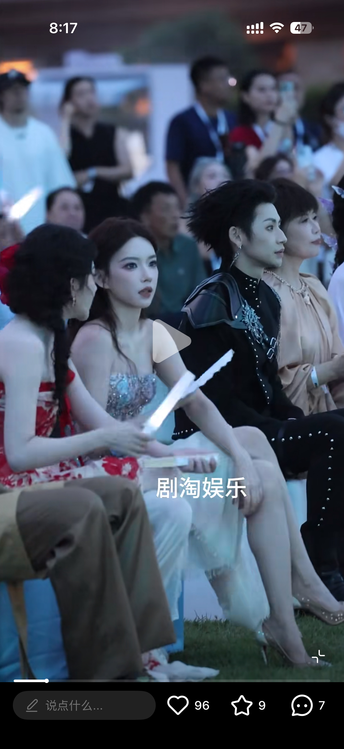 王琳凯好萌啊…等待上台幼儿园汇演中 