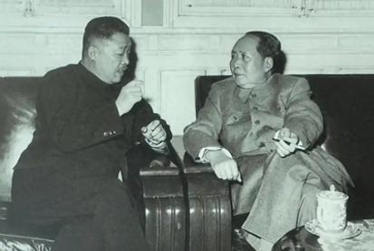 1942年贺龙娶了比他小20岁的女学生，毛主席瞅了瞅，打趣说了一句：“贺老总，你