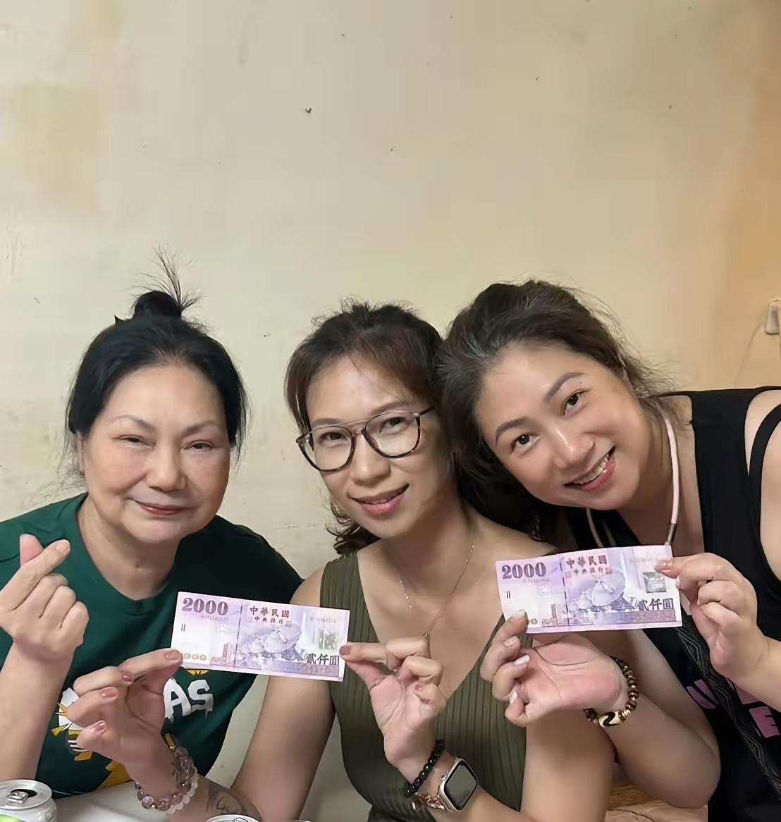 久未露面的大S妈妈黄春梅被大S表妹晒出来，只见她状态非常好！
黄春梅穿一件深绿色