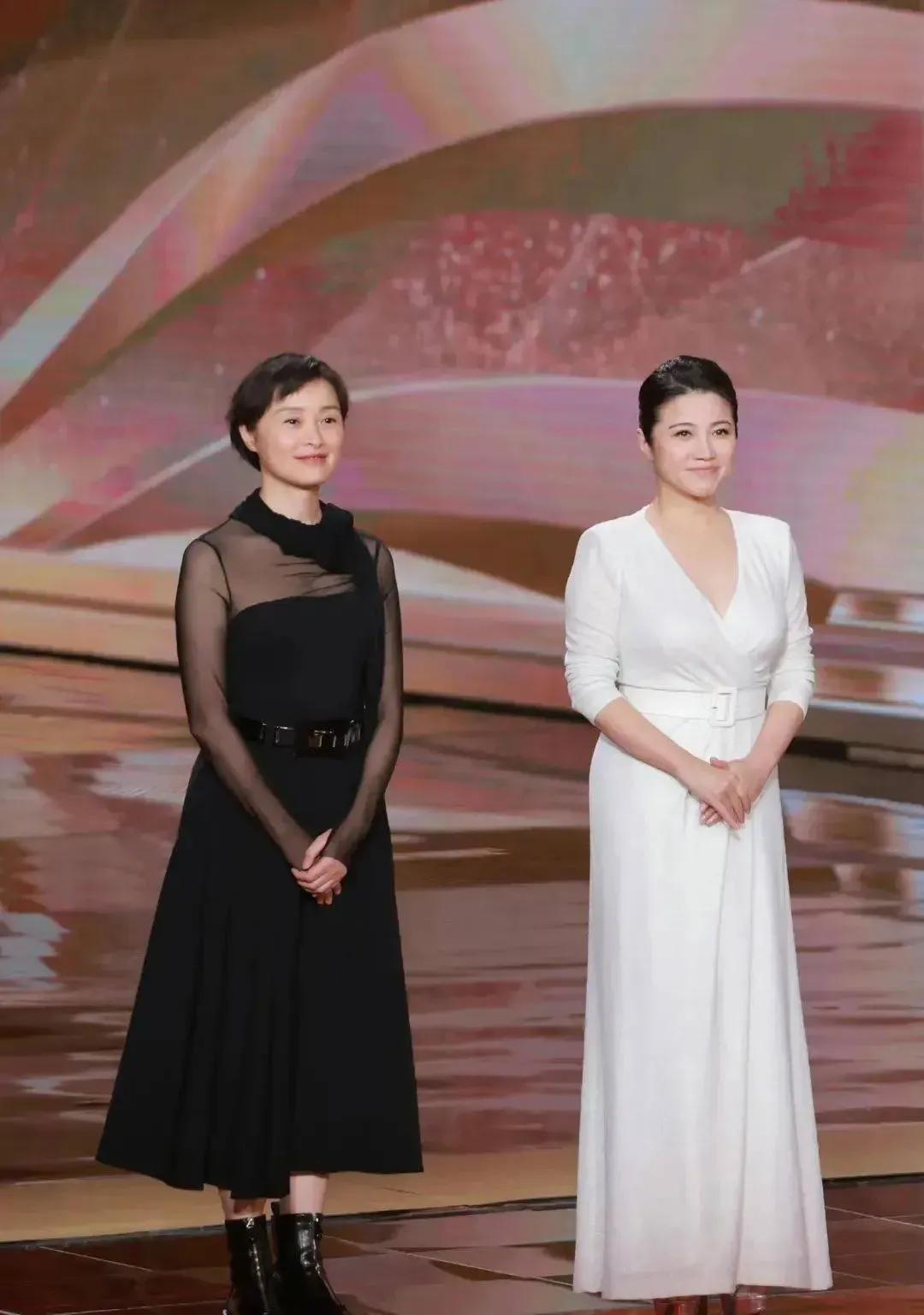 右边是颜丙燕
左边是吴越
一个来自北京
一个来自上海
一个身高164cm
一个身